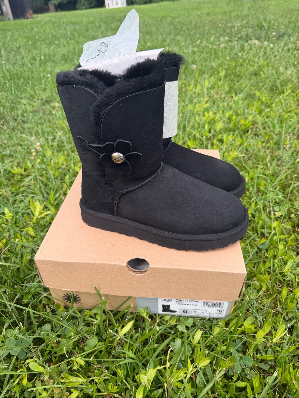 UGG Rare Bailey Button Poppy Rare